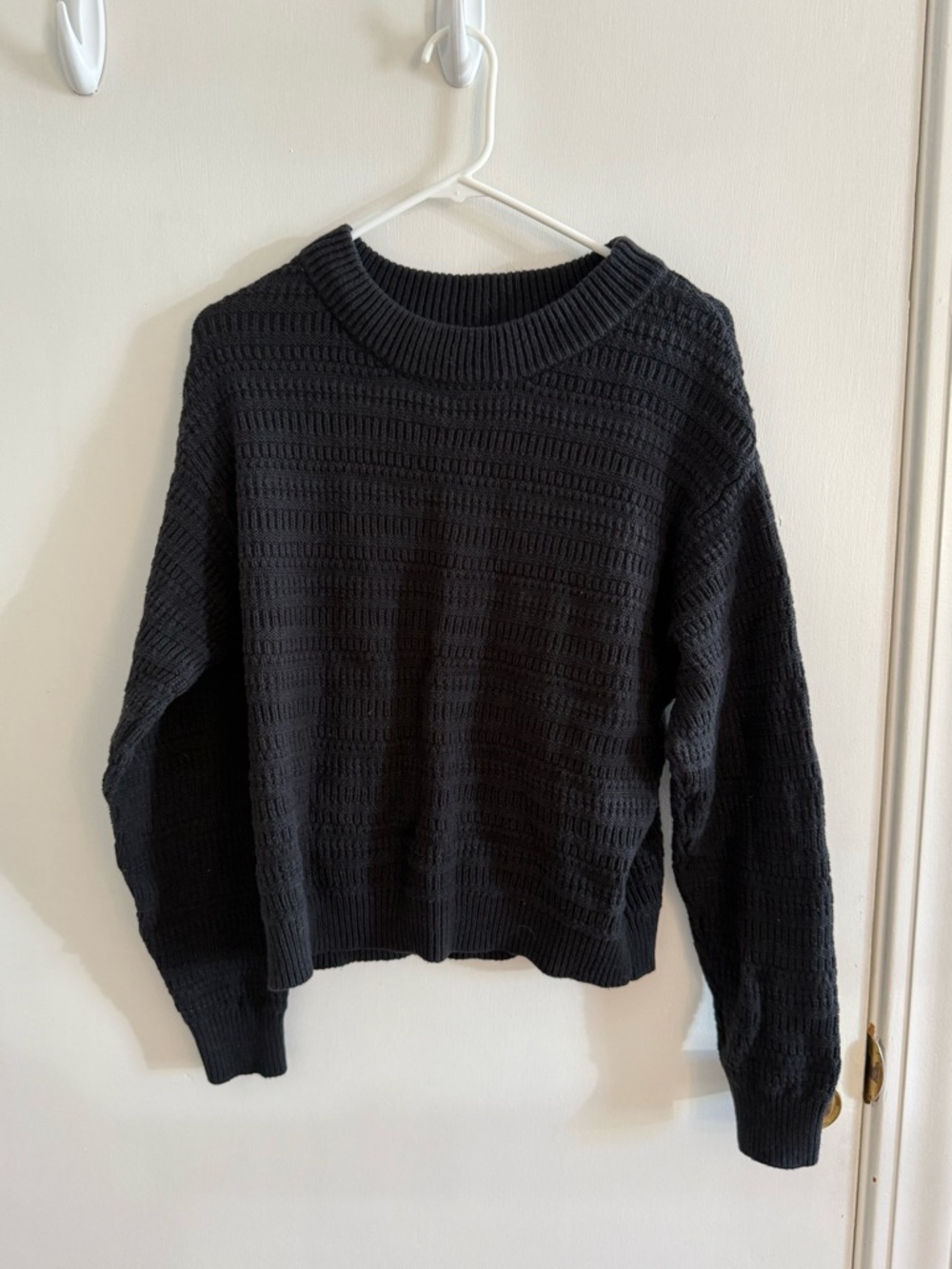 Universal Thread Black Textured Crewneck Sweater